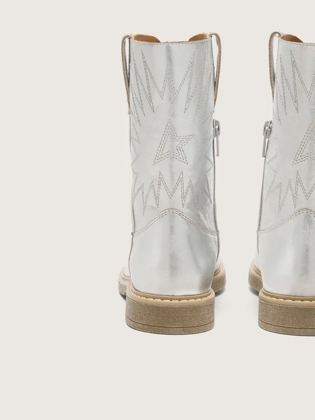 Young Wish boots in silver metallic leather with star embroidery